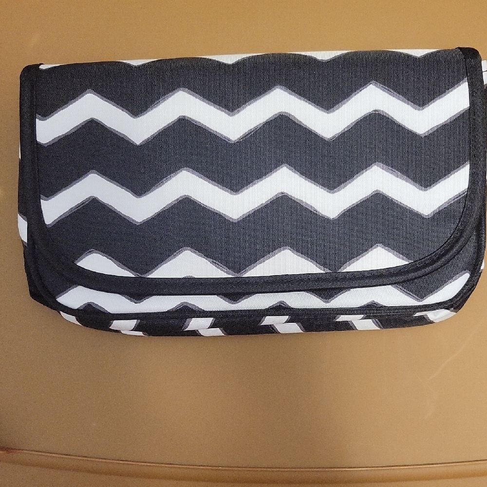 31 Brand Chevron Black and White Makeup Organizer